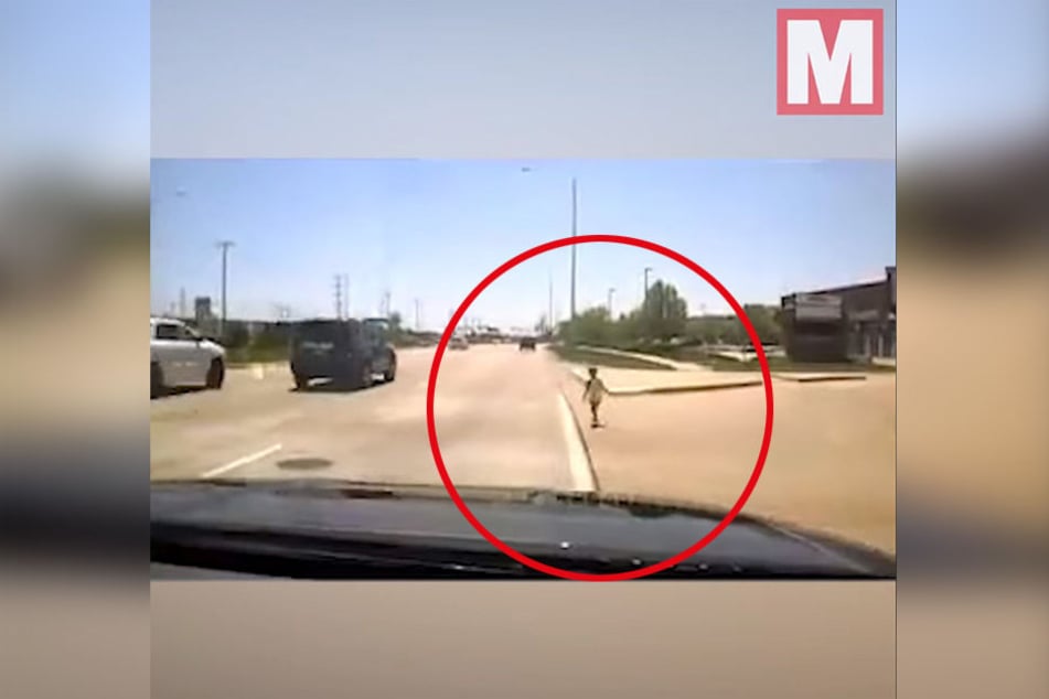 Der kleine Junge spazierte einen Highway entlang und ahnte nicht, dass er sich damit in akute Lebensgefahr begibt.