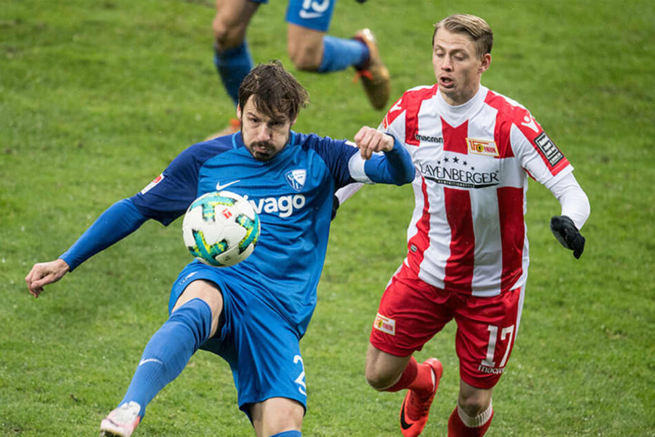 Simon Hedlund (r.) im Zweikampf mit Bochums Kevin Stöger, der vor ihm an den Ball kommt.