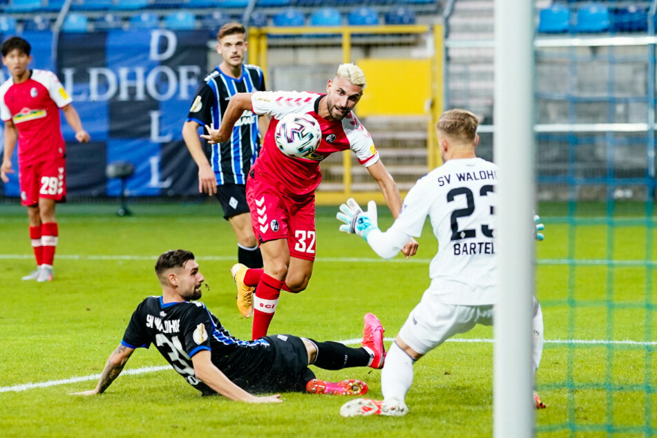 So ein harter Kampf wie in dieser Szene für Vincenzo Grifo (M.) soll es für den SC Freiburg in dieser Saison nicht werden.