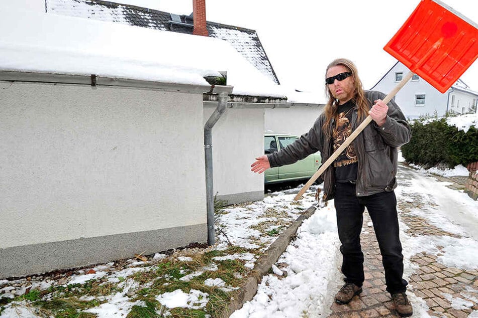 Streit eskaliert: Sachse geht mit Schneeschippe auf seine Nachbarin los