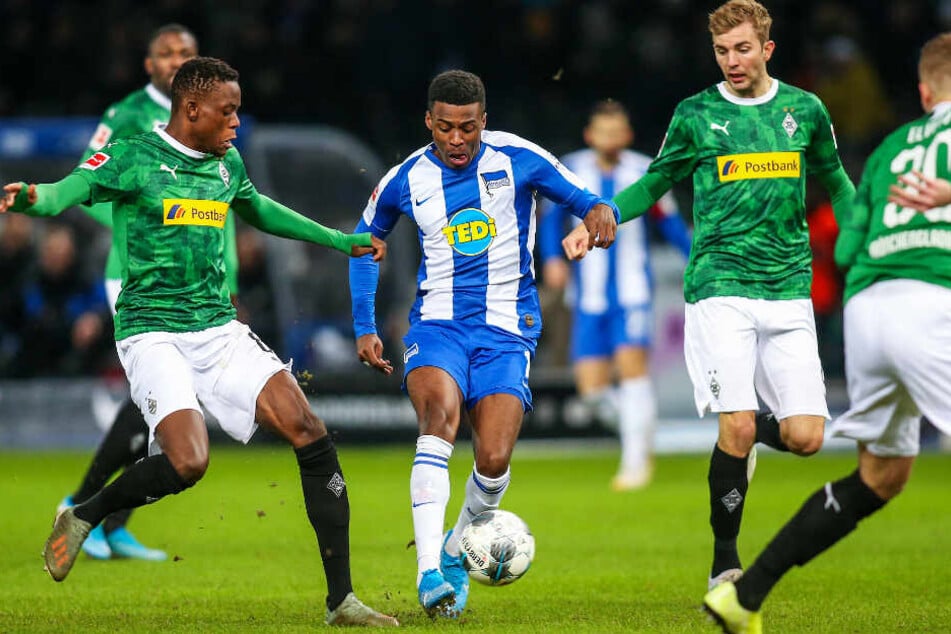 Umzingelt von Gegenspielern: Herthas Flügelflitzer Javairo Dilrosun (M.) versucht, den Ball zu behaupten.