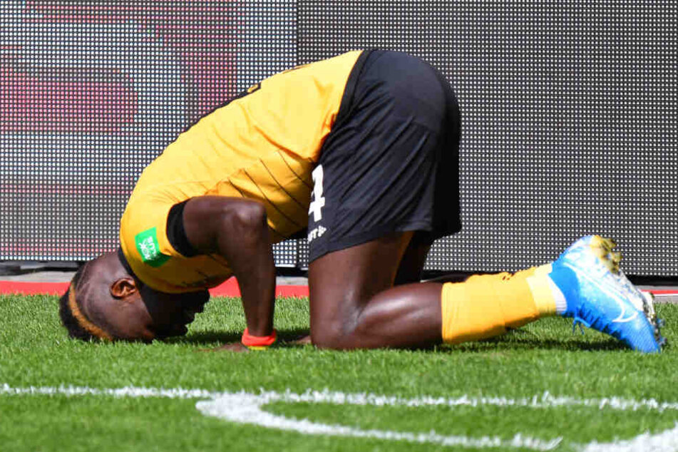 Prosternation als Zeichen der Demut von Moussa Koné nach einem Treffer im schwarz-gelben Dress. (Archivbild).