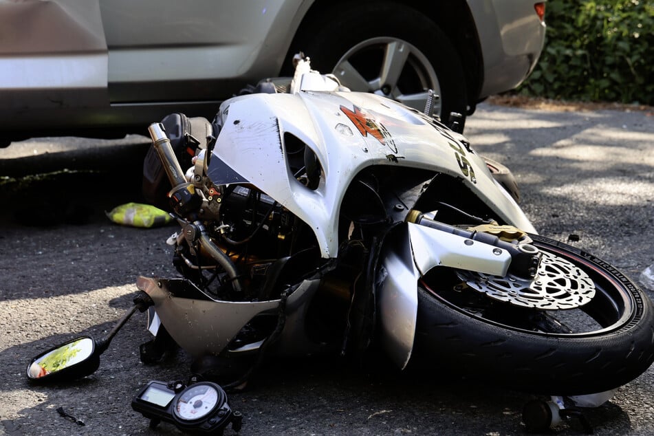 Der 57-Jährige hatte nicht mehr ausweichen können und krachte in die Seite des Toyotas.