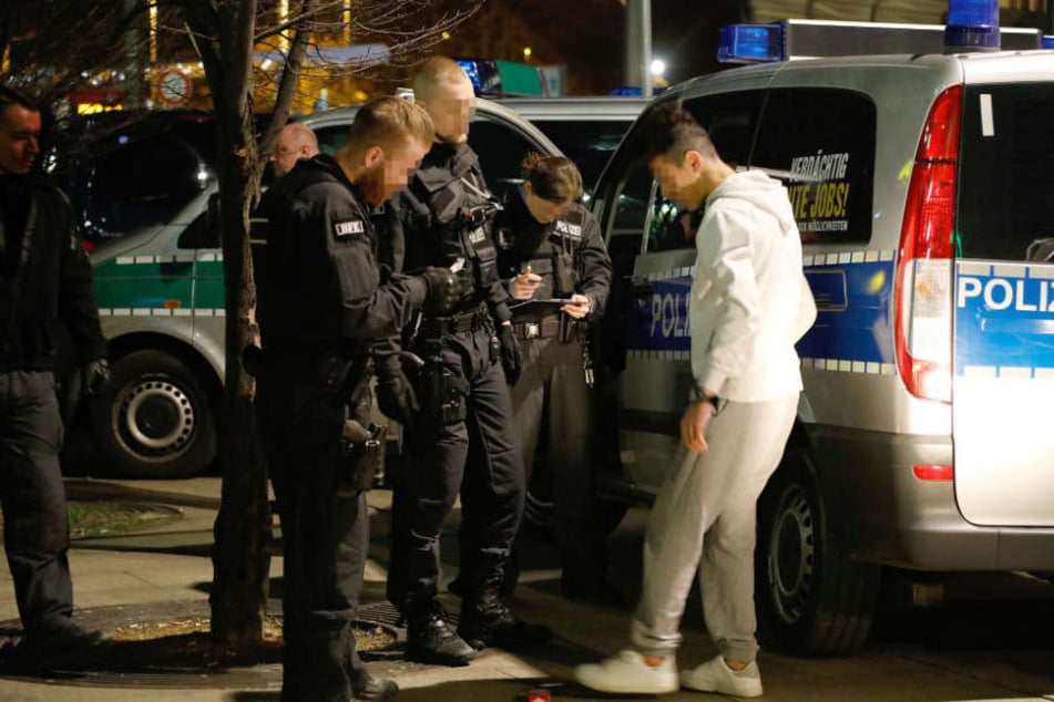 Bei den Verdächtigen wurden Personenkontrollen durchgeführt.