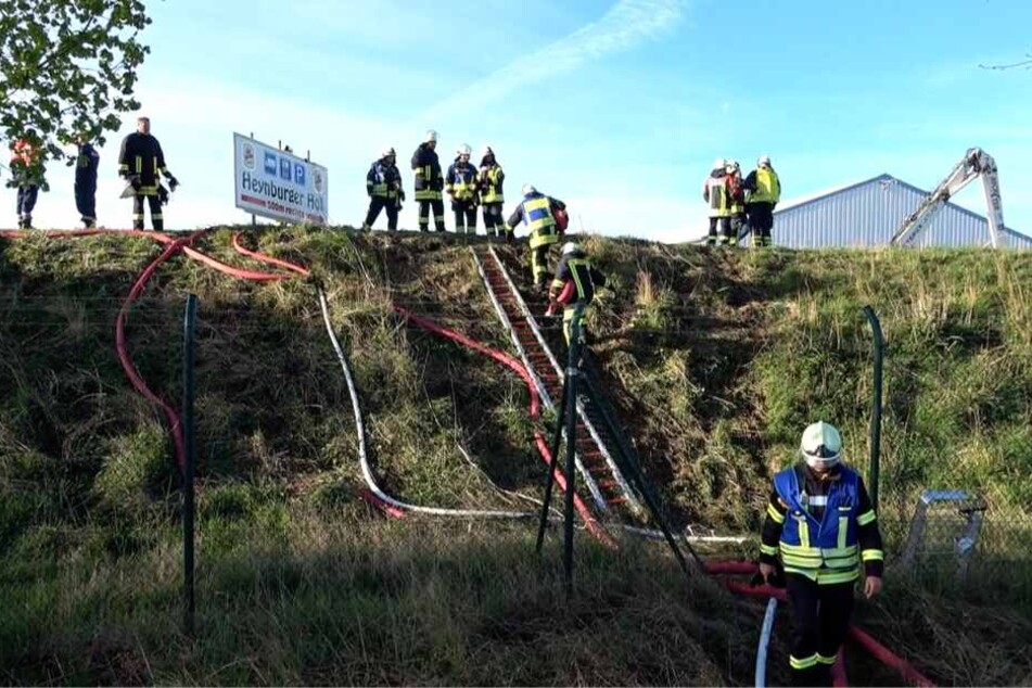 Die Feuerwehr ist zur Stunde noch immer mit den Löscharbeiten beschäftigt.