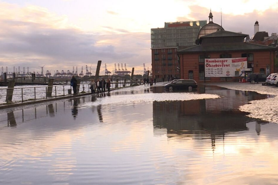 Die Elbe trat über das Ufer und setzte den Fischmarkt unter Wasser.