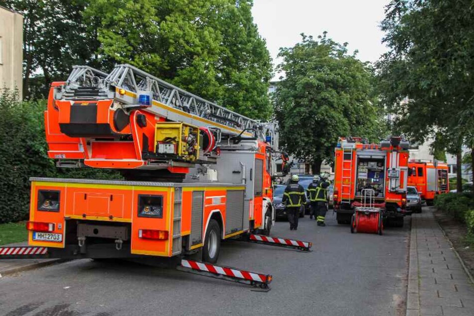 Die Feuerwehr rückte mit mehreren Löschfahrzeugen an.