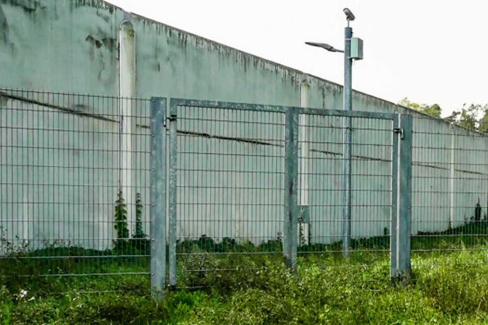 Ein Blick auf die Zäune der Jugendstrafanstalt in Schifferstadt: Dort hat sich Abdul D. in einer Zelle umgebracht.