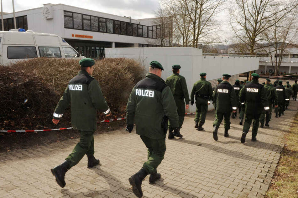 11. März 2009: Polizisten sichern Spuren an der Albertville-Realschule.