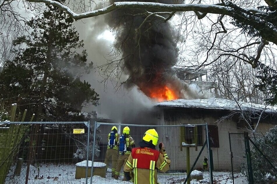 Berlin: Dach steht in Vollbrand - Rauchwolke zieht über die Stadt