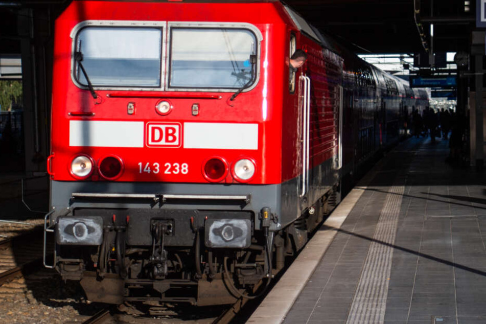 An einem Bahnhof in WInnenden wurde eine DB-Mitarbeiterin mit einem Messer bedroht und zusammengeschlagen. (Symbolbild)