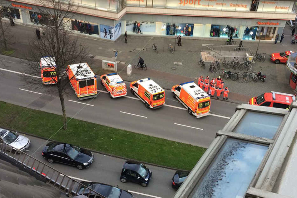Zahlreiche Rettungswagen sind vor Ort.