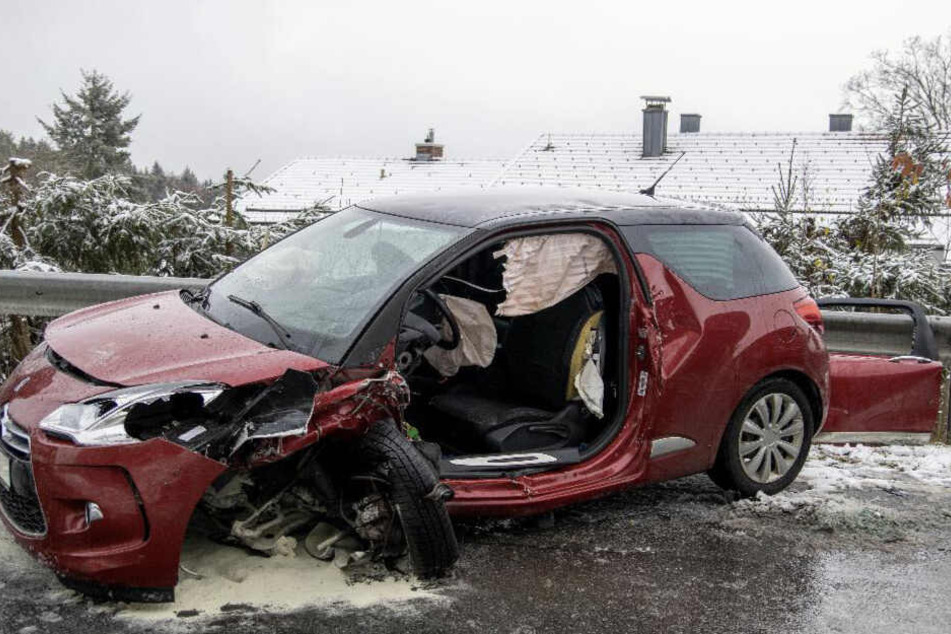 Die Fahrerin des Citroens musste aus dem Wrack gerettet werden und kam mit mittelschweren Verletzungen ins Krankenhaus.