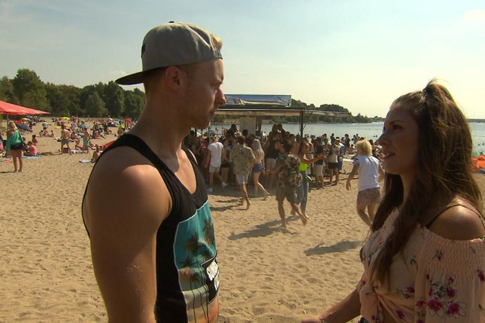 Dennis und die Braut seines Bruders Janette treffen bei einem Festival am Cospudener See aufeinander. Die beiden küssen sich - lässt Janette die Hochzeit sausen?