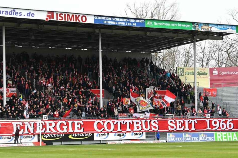 Während des Cottbus-Spiels gegen Preußen Münster wurde ein umstrittenes Banner aufgehängt.