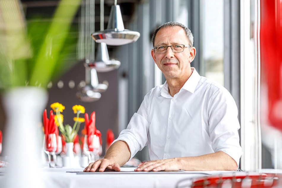 Der gelernte Wasserbauingenieur Jörg Urban (54) ist AfD- Fraktionsvorsitzender im Sächsischen Landtag und Stadtrat in Dresden. Urban ist gebürtiger Meißener, lebt seit 1986 in Dresden. Er ist verheiratet und hat drei Kinder.