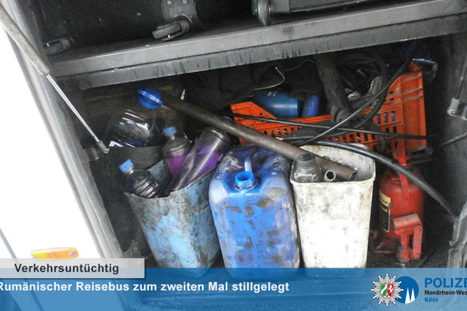 Ein Blick in den gut aufgeräumten Anhänger des Busses.