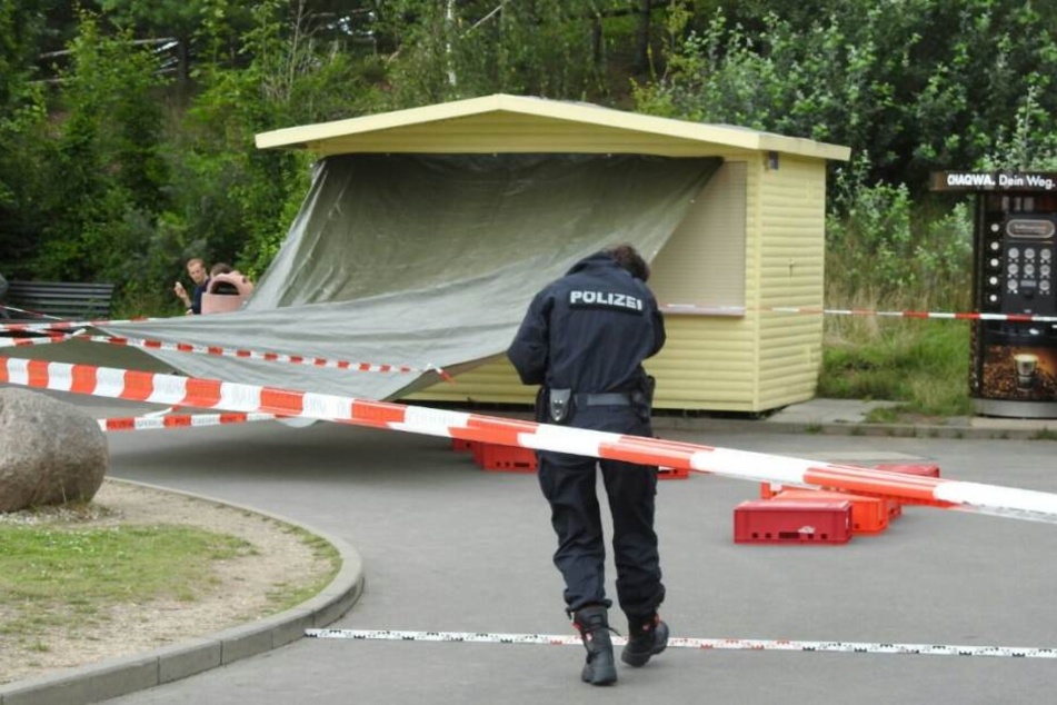 Eine Kollegin der Kriminaltechnik sichert Spuren am Tatort - einer Imbissbude auf dem Gelände des Freizeitparks.