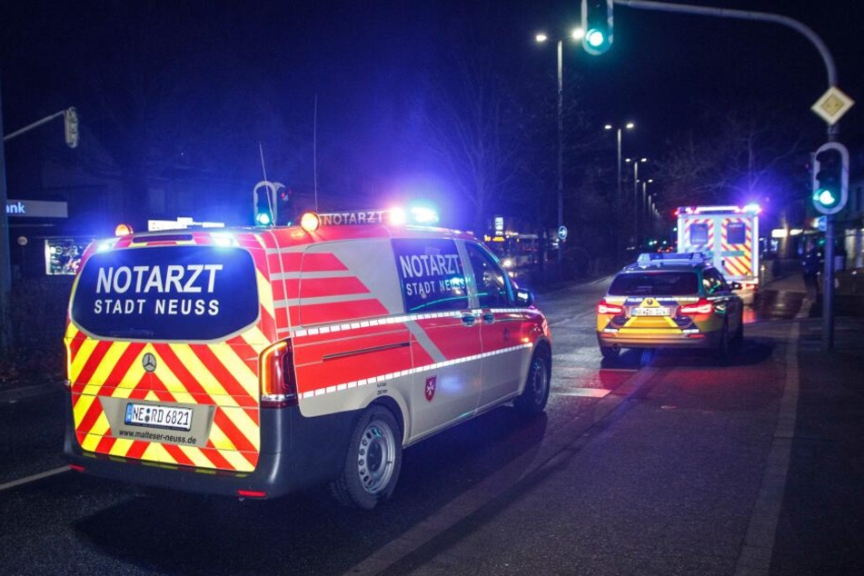 Ein 17-jähriger Neusser wurde am Samstagabend durch mehrere Messerstiche schwer verletzt.