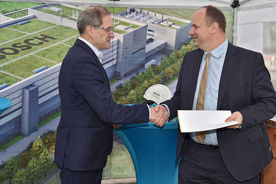 Standortsicherheit für Bosch: Werksleiter Otto Graf nahm am gestrigen Donnerstag die letzte Teilbaugenehmigung von OB Dirk Hilbert (47, FDP) entgegen.