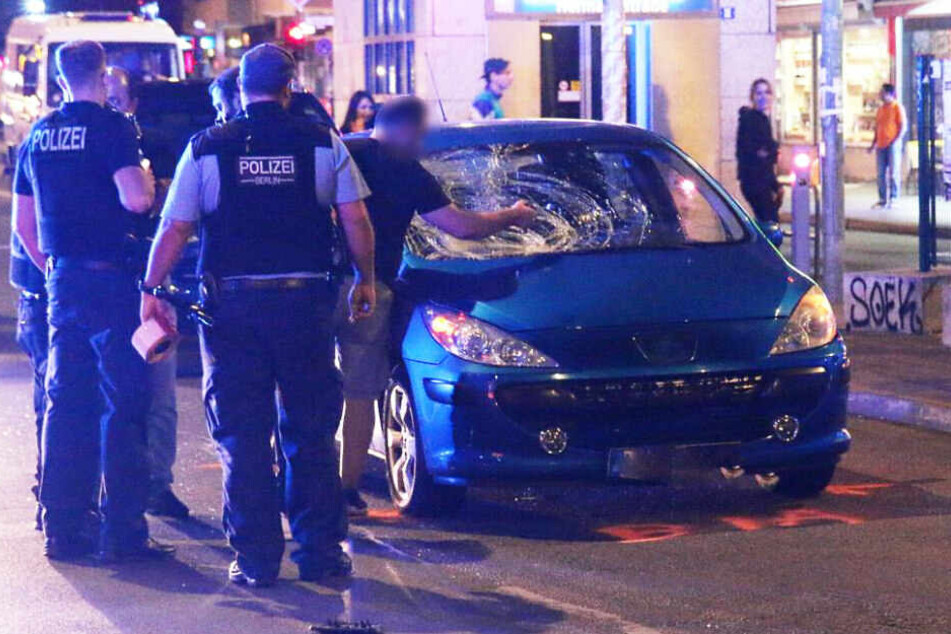 Polizisten stehen am Unfallort.