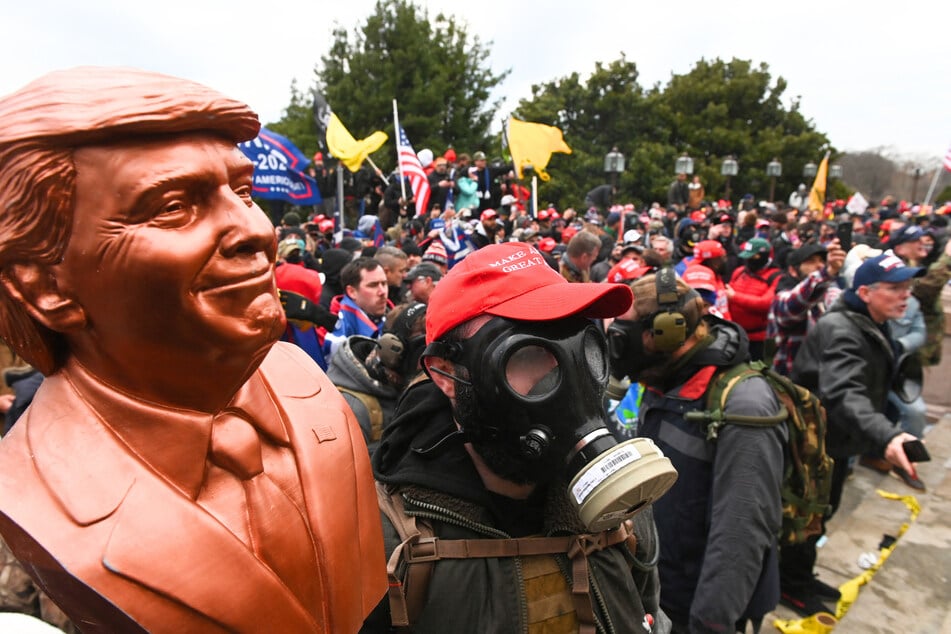 January 6 rioters sue Capitol officers for "physical and emotional injuries"