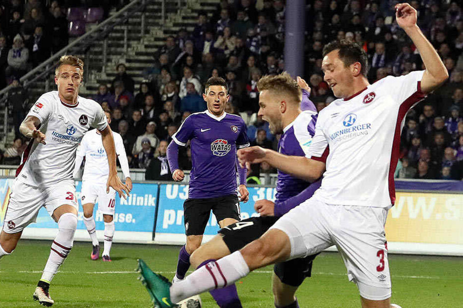 Pascal Köpke (2.vr.) im letzten Heimspiel gegen Nürnberg im November 2016. Er behauptet den Ball vor Even Hovland - trotzdem verlor Aue mit 1:2.
