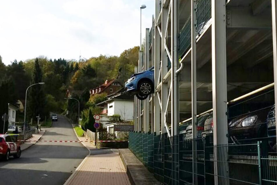 Eingeparkt mit Ausblick hat eine Frau bei Bad Hersfeld.