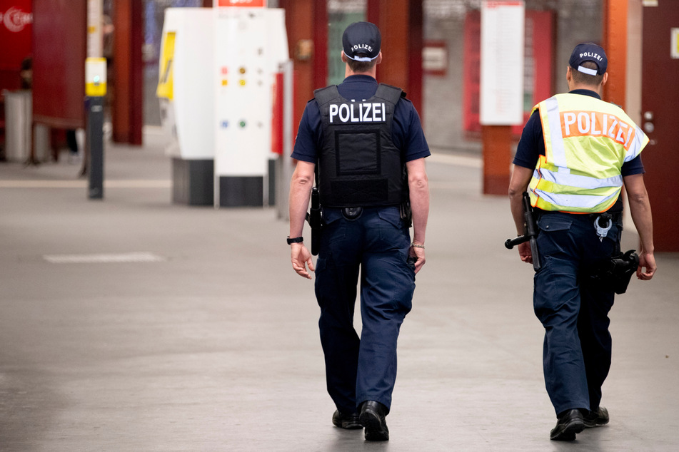 Aggressiver Fahrgast versucht über Gleise vor der Polizei zu entkommen