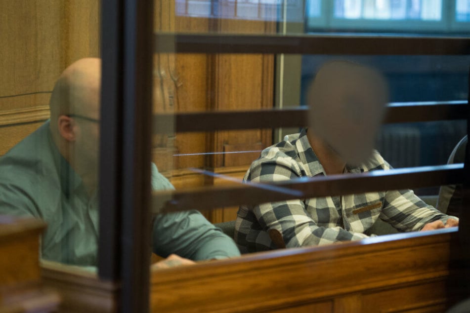 Den angeklagten Rockern wird vorgeworfen, an dem Mord an einem 26-jährigen Mann in einem Berliner Wettbüro im Januar 2014 beteiligt gewesen zu sein.