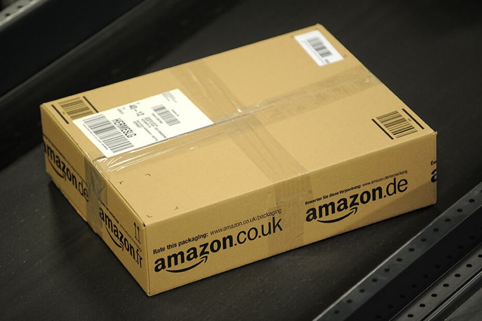 Ist das die Zukunft? Der Online-Versandhändler Amazon lässt einen Gehweg-Roboter Pakete ausliefern.