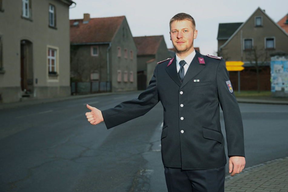 Feuerwehrmann Enrico Wetzko (27) eilte per Anhalter zum Gerätehaus.