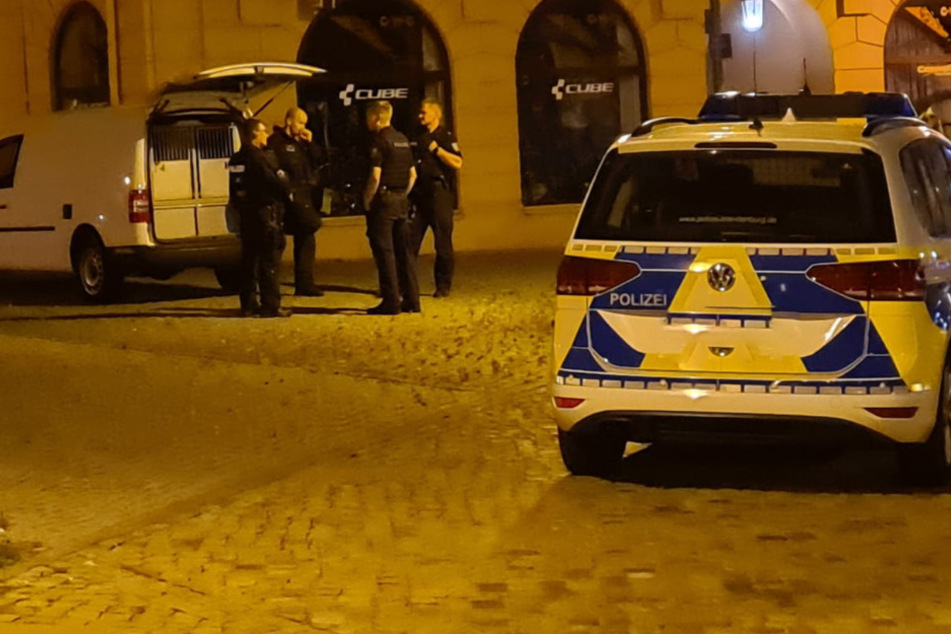 Polizisten besprechen die Vorgehensweise.