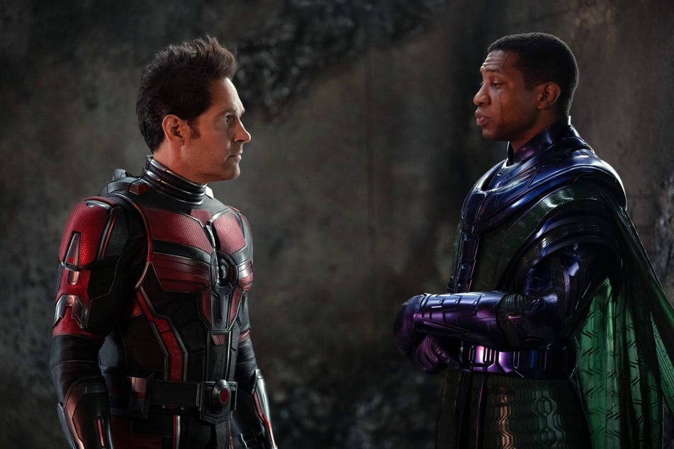 Paul Rudd's Scott Lang/Ant-Man (l) and Jonathan Majors' Kang the Conqueror face off in Ant-Man and the Wasp: Quantumania!