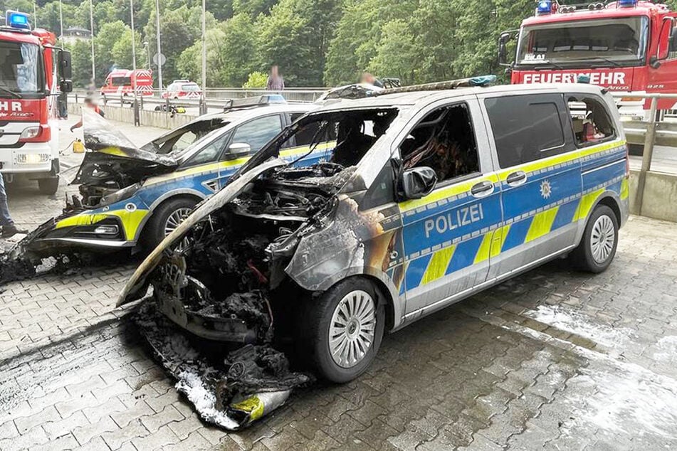 Zweimal Totalschaden! Am Freitagmittag wurden diese Streifenwagen der Polizei im Märkischen Kreis abgefackelt.