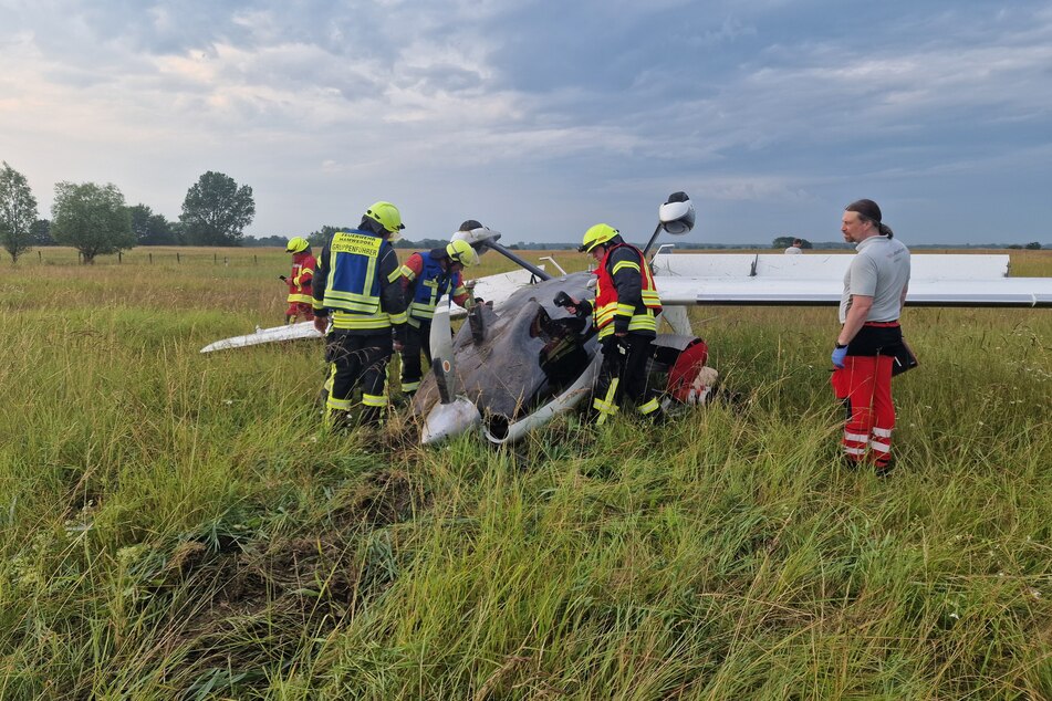 Rettungskräfte am Einsatzort. Der Pilot wurde in ein Krankenhaus gebracht.