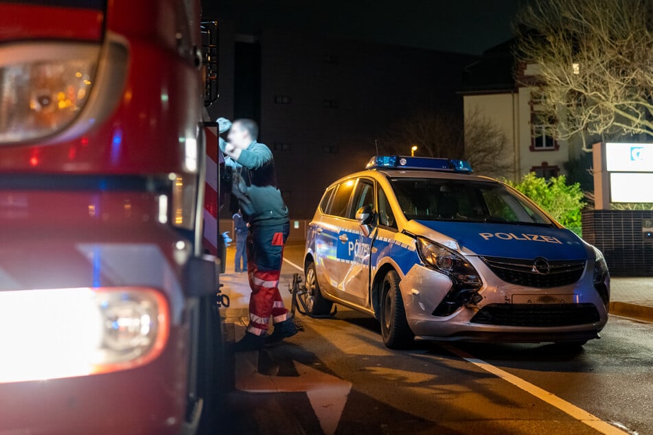 Am Mittwochabend rammte ein Autofahrer in Frankfurt eine Polizeistreife, als die Beamten ihn kontrollieren wollten.