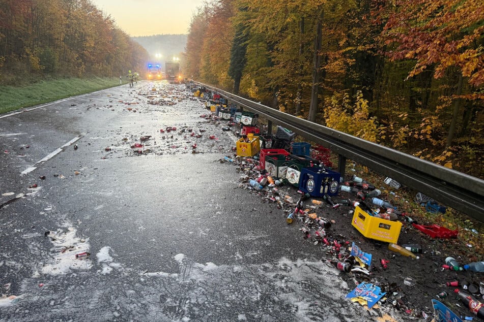 Chaos auf Bundesstraße: Getränkelaster verliert seine Ladung