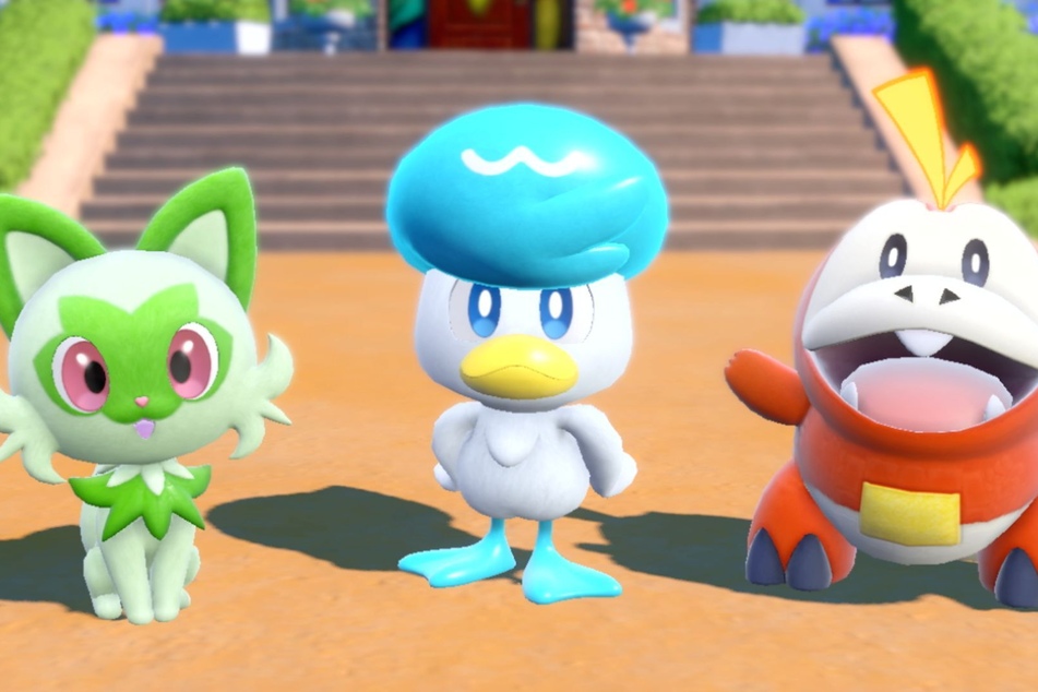 Die neuen Starter: Felori, das Florakatzen-Pokémon, Kwaks, das Jungenten-Pokémon, und Krokel, das Feuerkroko-Pokémon.