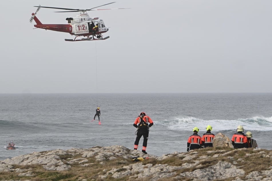 Nach einer Vermissten wird weiterhin mit Booten und Hubschraubern gesucht.
