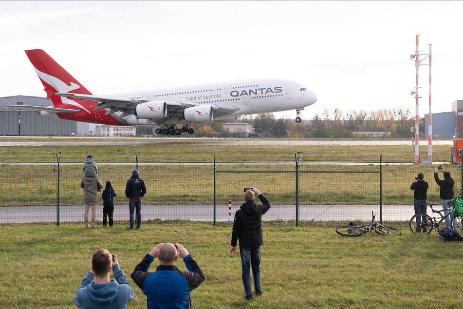 Schaulustige nahmen die Landung des Qantas-A380 aus nächster Nähe in Augenschein.
