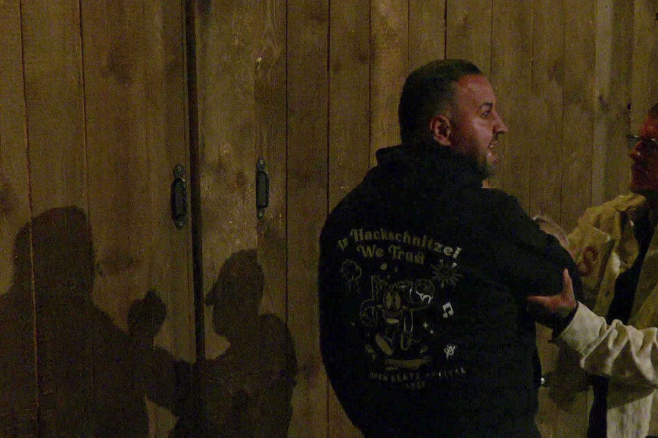 Cosimo Citiolo (43) hämmert gegen das Hoftor und brüllt nach dem verbalen Schlagabtausch mit Giulia Siegel (51) nach seinem Handy.