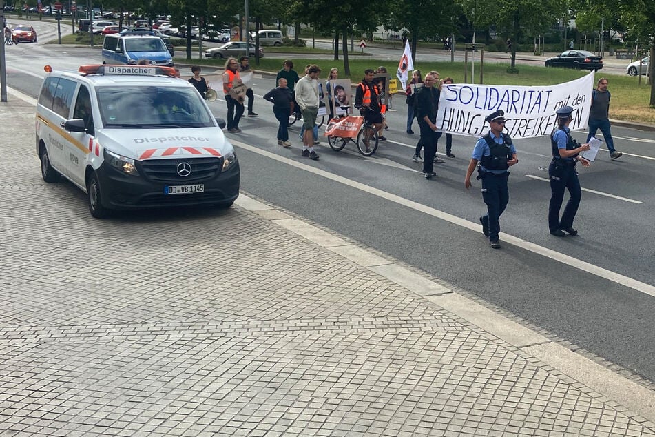 Dresden: Kurzer Weg, kurze Dauer: "Letzte Generation" zieht durch Dresdner Innenstadt