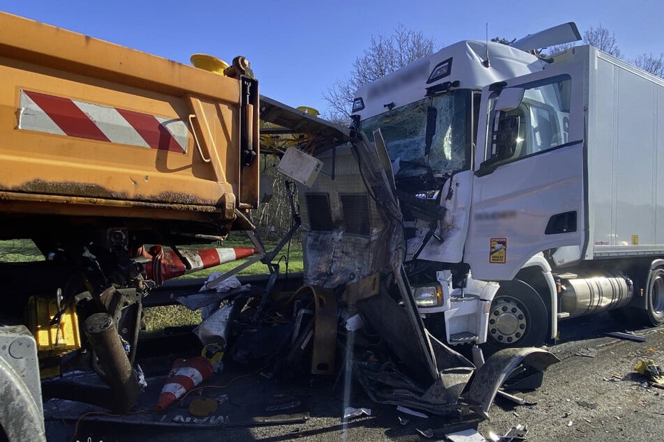 Unfall A6: Lastwagen kracht auf A6 ungebremst in Autobahn-Absperrung