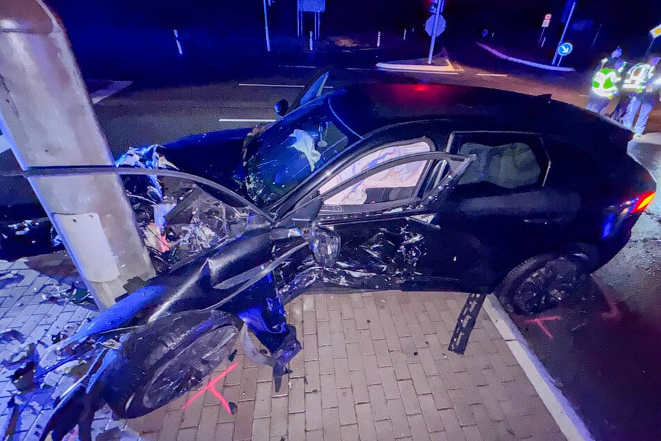 Der Jaguar wurde gegen einen Ampelmast geschleudert und komplett zerstört.