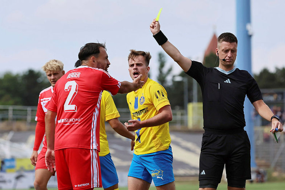 Der ehemalige Lok-Spieler Robert Berger (#2) kassiert Gelb.