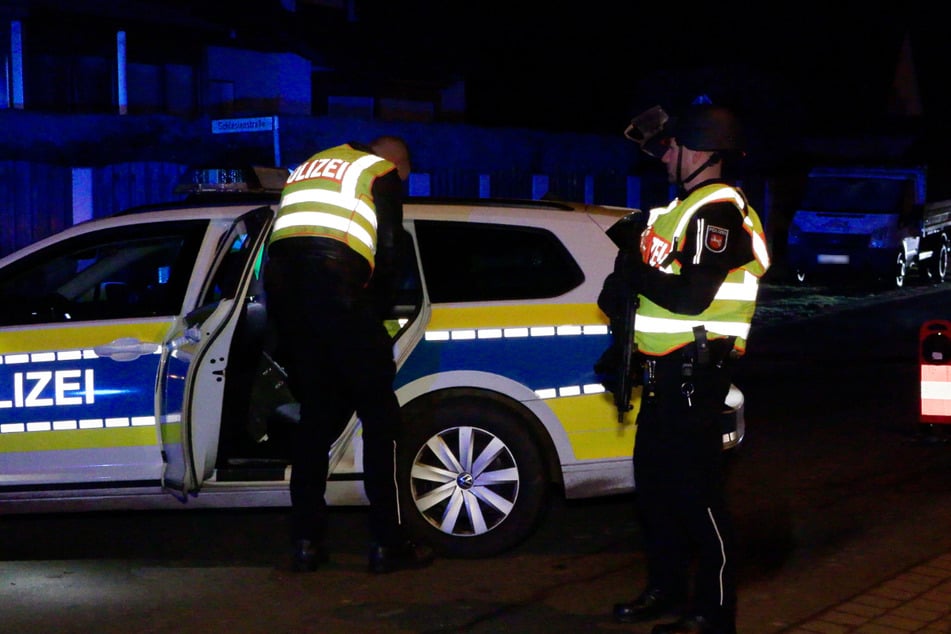 Schwer bewaffnete Beamte waren im Einsatz.