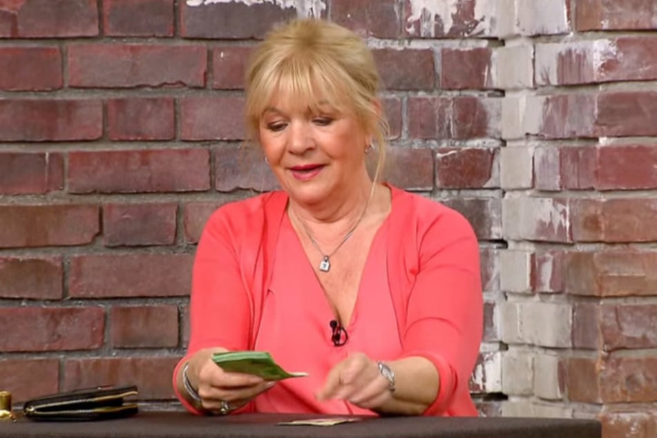 Händlerin Elke Velten-Tönnies (73) sichert sich das kunterbunte Sammlerstück für 120 Euro.