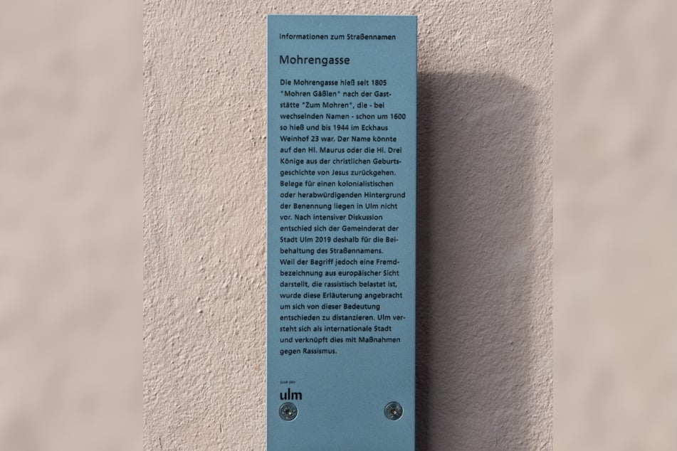 Diese Stele an einer Hauswand erläutert den Straßennamen nun.
