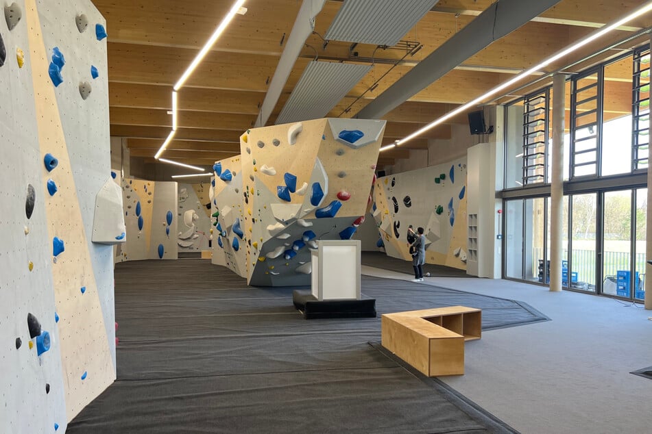 München-Thalkirchen lockte schon seit Jahren mit einer sehr großen Kletter-Anlage. Nun eröffnet der Alpenverein dort ein zweistöckiges Boulder-Gebäude.